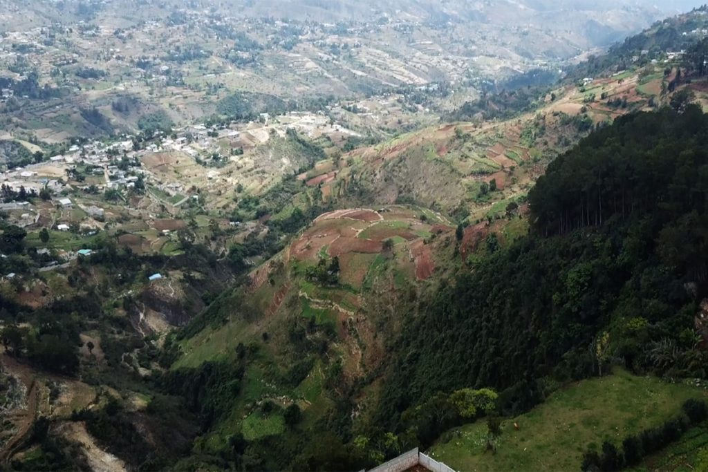 Vue des champs sur les collines entourant Port-au-Prince