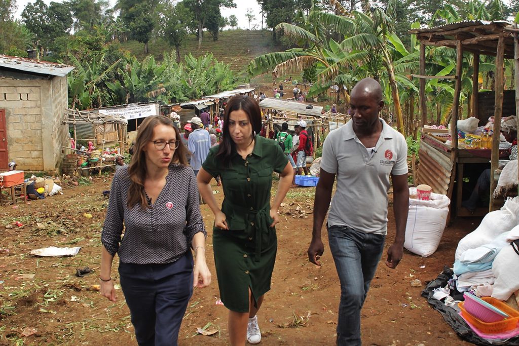 Faïza and the team wander in the rural market