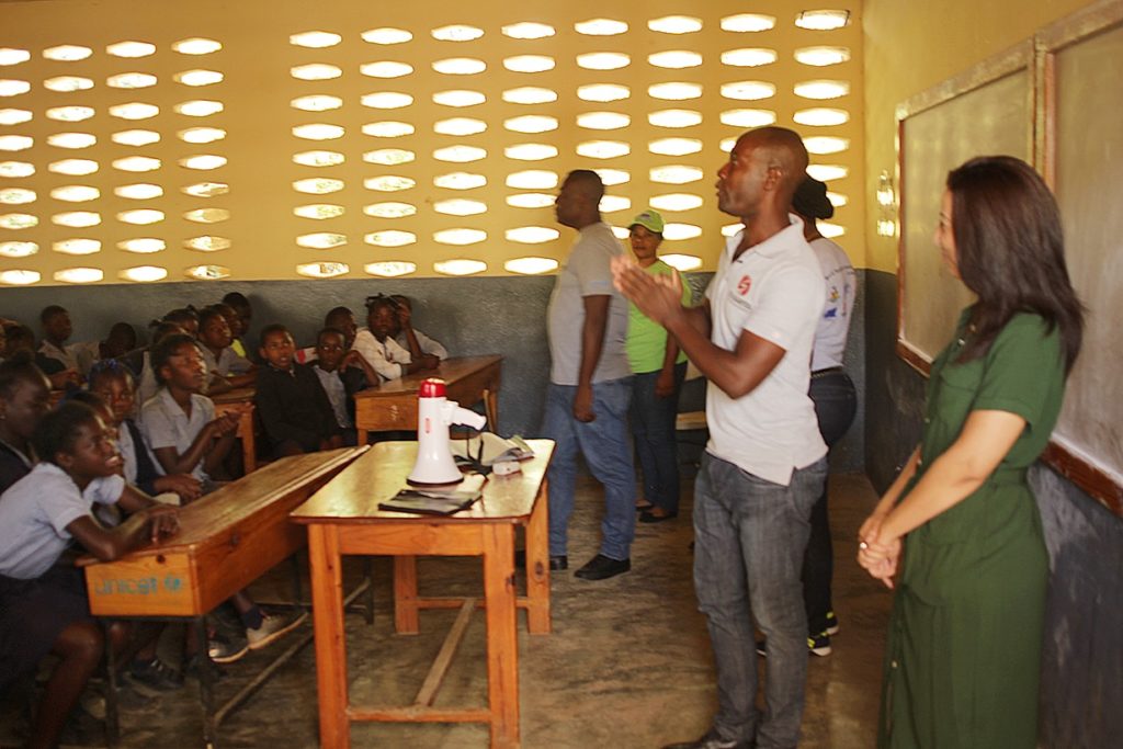 Wangcos introduces Faïza to the students of Kenscoff school