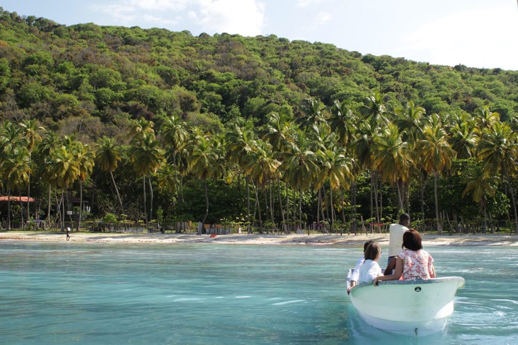 Faïza and SOLIDARITÉS INTERNATIONAL’s team, ready to land on the beach