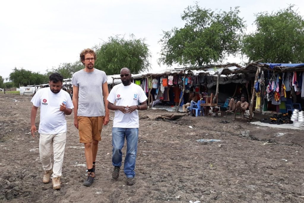 Tim, le Directeur Pays, et Sami présentent Aburoc, lieu de refuge pour de nombreux déplacés de la région