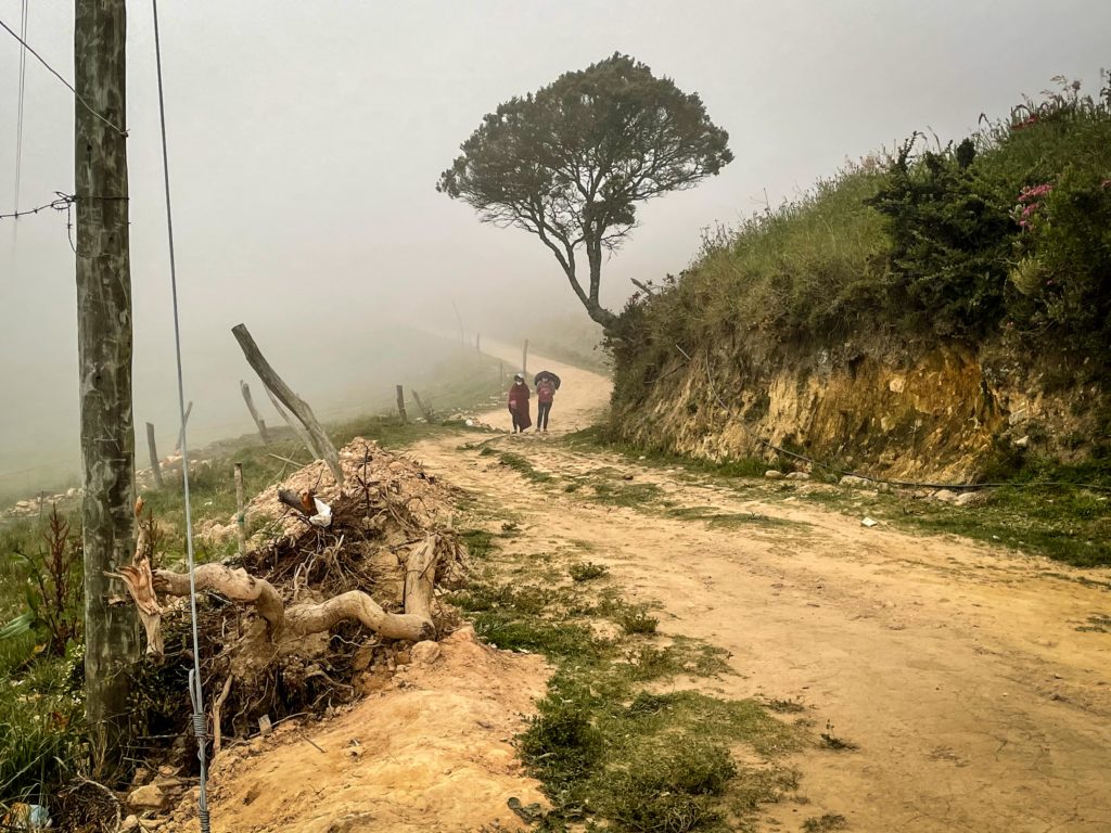 Deux caminantes marchent vers le refuge de la Laguna, à 3 800 mètres d’altitude