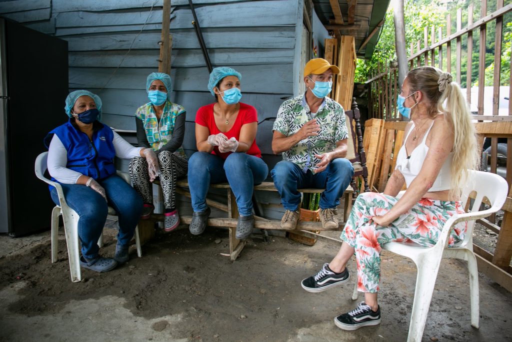 Avec Javier Perez et les volontaires au refuge Shalom, partenaire de SOLIDARITÉS INTERNATIONAL à Bucaramanga